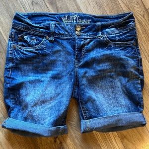 Wallflower size 11 denim lightly distressed jean shorts